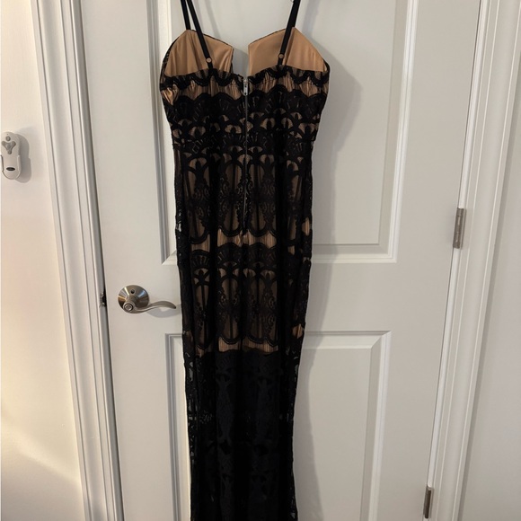 Venus Elegant Black Lace Gown - Picture 2 of 3